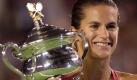 FILE) A file picture dated 28 January 2008 shows Amelie Mauresmo of France holding her trophy after winning the women's final against Justine Henin-Hardenne of Belgium at the 2006 Australian Open tennis tournament in Melbourne. Former Wimbledon and Australian Open champion Amelie Mauresmo said 03 December 2009 that she was retiring from professional tennis. EPA/JULIAN SMITH AUSTRALIA AND NEW ZEALAND OUT +++(c) dpa - Bildfunk+++
pixel Foto: dpa