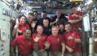 Zwei Extra-Tage für «Discovery»-Astronauten
Vorspann: 	
Text: 	

Washington (dpa) - Doppelter Glückstag für die Astronauten der US-Raumfähre «Discovery»: Zunächst erfuhren sie, dass sie gleich zwei Tage länger im All bleiben können - und dann bekamen sie auch noch einen Anruf von US-Präsident Barack Obama. Er gratulierte der Shuttle-Besatzung zur letzten Mission. Die «Discovery» ist zurzeit an der Internationalen Raumstation ISS angedockt. Es ist ihre letzte Reise, bevor sie eingemottet wird. Auf der Erde wird die «Discovery» nun am kommenden Mittwoch zurückerwartet.
Ressort: 	Schlaglichter
Schlagworte: 	Raumfahrt/USA/



** ADDIS IDS OF CREW ** In this image taken from video released by NASA, all twelve Discovery and International Space Station crew members wave during a call from President Barack Obama Thursday, March 3, 2011. From top left, Nicole Stott, Paolo Nespoli, Oleg Skripochka, Alexander Kaleri, Dmitry Kondratyev, commander Scott Kelly, Catherine Coleman, and Steve Bowen; from bottom left, Alvin Drew, pilot Eric Boe, commander Steve Lindsey, and Michael Barratt. (AP Photo/NASA)

 Foto: dapd