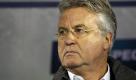 Nachdem die türkische Nationalmannschaft sich gestern nicht für die Europameisterschaft 2012 qualifizieren konnte, muss Trainer Guus Hiddink nun seinen Hut nehmen. Medienberichten zufolge muss sich der Niederländer jedoch keine Sorgen um seine Zukunft machen. Angeblich hat der englische Vizemeister FC Chelsea Interesse an dem Trainer bekundet. Foto: dapd