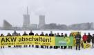 Die Abgeordneten von Bündnis 90/Die Grünen im Bayerischen Landtag halten am Dienstag (12.01.2010) bei einer Protestaktion vor dem Atomkraftwerk Grafenrheinfeld bei Schweinfurt (Oberfranken) ein Banner mit der Aufschrift 'AKW abschalten! Atommüll strahlt über 1 Mio. Jahre'. Die Grünen-Fraktion protestierte zum Auftakt ihrer Winterklausur in Schweinfurt gegen die geplante Laufzeitverlängerung von Atomkraftwerken. Danach widmeten sich die 19 Abgeordneten der Absteckung der Schwerpunkte ihrer politischen Arbeit für die kommenden Monate. Bis Donnerstag geht es bei den Beratungen um Themen wie den Strukturwandel. Im Fokus steht zudem der Nachtragshaushalt 2010. Foto: David Ebener dpa/lby (zu dpa-lby 7071 vom 12.01.2010) +++(c) dpa - Bildfunk+++ Foto: dpa