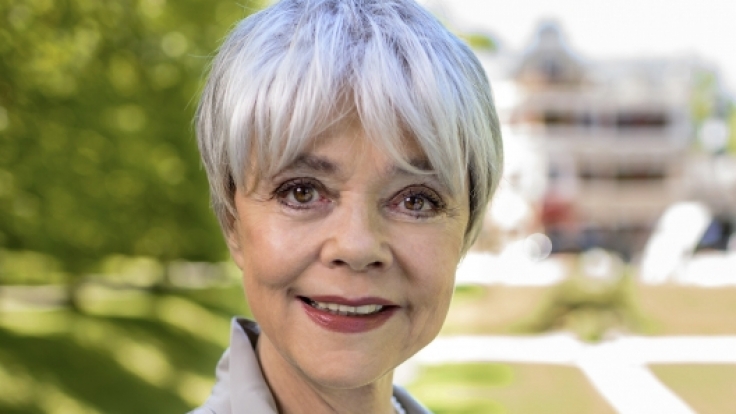 Als Christine Münchberg offenbart Simone Rethel ein Geheimnis, das alles verändern wird.
