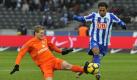Ein Punkt ist zu wenig: Hertha BSC konnte gegen den FSV Mainz 05 wieder keinen entscheidenden Schritt machen, um die Rote Laterne loszuwerden. Hier stoppt der Mainzer Andre Schürrle Herthas Offensivspieler Raffael. Foto: dpa