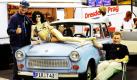 Mitarbeiter des DDR-Museums Pirna nahe Dresden werben mit einem Trabant auf dem Dresdner Messegelände für einen Besuch ihres Museums. Urlaubsregionen aus Deutschland und aller Welt präsentieren sich von heute an bei der zweitgrößten Touristikmesse Ostdeutschlands in Dresden. Foto: dpa
