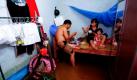 Eine Arbeiterfamilie beim Abendessen in ihrer überfluteten Wohnung in Ho-Chi-Minh-Stadt, Vietnam. Umweltverbände warnen, dass es solche Bilder durch die Folgen der Klimaerwärmung künftig öfter geben könnte. Foto: ap