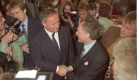 Oskar Lafontaine am 23. Februar 1990 mit Ibrahim Böhme auf dem Parteitag der ostdeutschen SPD. Foto: wikipedia/Bundesarchiv