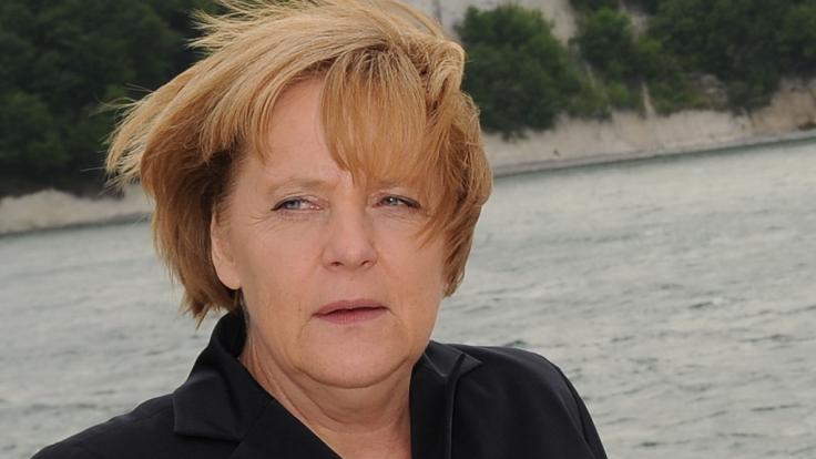 Angela Merkel hat schon diverse schlimme Frisuren aufgetragen. Udo Walz glättet seit einiger Zeit die schlimmsten Sturmfrisuren.