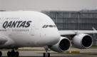 Ein Airbus A380 der australischen Fluglinie 'Quantas' startet am Donnerstag (18.11.10) vom Flughafen des Airbus Werks in Hamburg-Finkenwerder. Weltweit muessen nach Aussage von Qantas-Konzernchef Alan Joyce bis zu 40 Triebwerke der Airbus-A380-Flotte ausgetauscht werden. Nach der Notlandung eines Qantas-Superjumbos dieses Typs Anfang November 2010 habe sein Unternehmen immer wieder in Kontakt mit dem Hersteller Airbus wegen der Triebwerke der Baureihe Trent 900 gestanden, sagte Qantas-Konzernchef Alan Joyce Berichten zufolge am Donnerstag zu Journalisten. Qantas-Sprecher Simon Rushton bestaetigte der Nachrichtenagentur AP die Stellungnahme. (zu dapd-Text) Foto: Axel Heimken/dapd Foto: ap