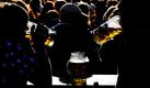 Zwei junge Männer genießen in einem Biergarten im Englischen Garten in München ihre Maß Bier. Frühlingshafte Temperaturen mit viel Sonne bescheren den diversen Biergärten in der bayerischen Landeshauptstadt gute Umsätze. Leider ist das gute Wetter nicht von Dauer. Foto: dpa