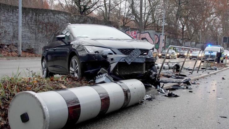 In Stuttgart hat ein Autofahrer zwei Blitzer wegrasiert.