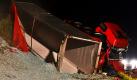 Ein mit Glas beladener Lastwagen liegt nach einem Unfall an der B4 zwischen Erfurt-Ost und Erfurt-West umgekippt da. Das Alt-Glas landete tonnenweise am Fahrbahnrand. Die Polizei Gotha geht von einem Gesamtschaden von 45.000 Euro aus.  Foto: dpa