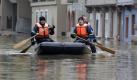  	Pegelstand bei Wertheim übertrifft Vorhersage
Vorspann: 	
Text: 	

Wertheim (dpa) - Für die vom Hochwasser heimgesuchten Bürger in Wertheim im Main-Tauber-Kreis ist der Rückgang der Fluten in ihrer Stadt auch am Mittwochmorgen noch nicht absehbar. Um 5.00 Uhr kletterte der Pegelstand des Mains auf 5,72 Meter, berichtete ein Sprecher der Feuerwehr.

Damit wurde der ursprünglich erst für Mittwochmittag oder -nachmittag erwartete Höchstwert von 5,70 Metern bereits überschritten. Die Einsatzleitung rechnet nun damit, dass bis zum Mittag ein Höchstwert von etwa 5,90 Metern erreicht werde. Die Scheitelpunkt-Prognose wurde also 20 Zentimeter nach oben korrigiert.

In der Nacht zum Mittwoch war das Wasser schon gut einen Tag in die historische Altstadt geflossen. In der 24 000 Einwohner zählenden Stadt ganz im Norden Baden-Württembergs herrschte in der Nacht trotz der zunehmenden Überschwemmung relative Ruhe. Rund 450 Häuser mit etwa 1000 Bewohnern sind betroffen. 70 Einsatzkräfte leisteten Hilfe. Die betroffenen Anlieger hätten einen Pendelverkehr aus neun Booten vor allem tagsüber genutzt, teilte die Einsatzleitung mit.

Die Menschen in Wertheim sind die Fluten seit Jahren gewohnt und hatten diesmal rechtzeitig vorgesorgt. Anwohner und Geschäftsleute sicherten ihre Häuser und Wohnungen so gut es ging und räumten alles Bewegliche aus der Gefahrenzone. Viele Läden haben mobile Warenständer und Fliesen statt Teppichböden. Da die Fluten das Leben in der Stadt aber manchmal mehrmals im Jahr tagelang lähmen, bedeutet jedes größere Hochwasser Umsatzausfall für die Geschäftsleute. Foto: dpa