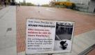 Mit Hinweisschildern und Wachpersonal wird der Heinrich-Böll-Platz in Köln rund 1000 mal imJahr abgesperrt. Er liegt direkt über der Philharmonie und die Schritte von Passanten könnten die Musiker stören. Kosten der Absperrung: rund 100.000 Euro imJahr. Foto: dpa