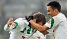 Nach neun Niederlagen beendet Hannover gegen Freiburg seine Talfahrt. Elson (r.) und Torschütze Arnold Bruggink jubeln den 2:1-Siegtreffer. Foto: ddp