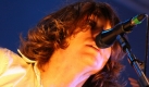 Die Arctic Monkeys mit Sänger Alex Turner waren die Headliner am Freitagabend. Zum Beginn gab es viele Stücke vom neuen Album Humbug. Erst nach einer knappen halben Stunde kam die Show richtig in Fahrt. Foto: FKP Scorpio