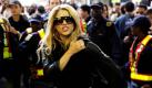 Popstar Shakira wird bei ihrer Ankunft im südafrikanischen Johannesburg von Sicherheitskräften abgeschirmt. Die kolumbianische Sängerin wird beim Eröffnungsspiel der Fußball-Weltmeisterschaft  am 11. Juni den offiziellen WM-Song Waka Waka (This Time For Africa) singen. Foto: ap