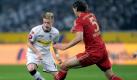 Beim Versuch Marco Reus (l) aufzuhalten verletzt sich Daniel van Buyten schwer am linken Fuß. Foto: Federico Gambarini Foto: dpa