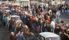 Die SED verkndet am Abend des 9. Novembers 1989 im Fernsehen, ab sofort gelte Reisefreiheit fr alle. Diese in ihrem Zustandekommen bis heute nicht vllig geklrte Ankndigung fhrt zur ffnung der Berliner Mauer und zu einer euphorischen Feier an vielen Grenzbergngen. In den folgenden Tagen besuchen Millionen von DDR-Brgern die BRD.
 Foto: dpa