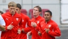 Der Weißrusse Aliaksandr Hleb (2. v. r.) stand schon vorm Spiel im Mittelpunkt. Wegen fehlender Fitness und einer kleinen Verletzung stand sein Einsatz in Frage. Dann spielte Hleb und er spielte nicht schlecht. Entscheidend fürs Spiel der Stuttgarter schien er aber nicht zu sein. Foto: dpa