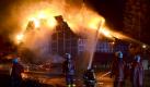 Fachwerkhaus im Alten Land niedergebrannt: Feuerwehrleute löschen in Osterjork im Alten Land das denkmalgeschützte Traditionslokal «Herbstprinz». Foto: Polizeiinspektion Stade Foto: dpa
