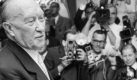 Bundeskanzler Konrad Adenauer wird während seiner Stimmabgabe zur Bundestagswahl 1961 in Bonn von zahlreichen Fotografen umringt (Archivfoto vom 17.09.1961). Die Union gewann 45,3 Prozent der Stimmen. Obwohl die FDP ihren Wahlkampf unter dem Motto 'Für die CDU - ohne Adenauer' geführt hatte, gingen die Liberalen nach der Wahl eine Koalition mit der Union ein. Adenauer verpflichtete sich, nach zwei Jahren zurückzutreten. (Nur s/w. Zu dpa-KORR 'Mit der Bundestagswahl von 1961 begann Adenauers langer Abschied' vom 01.08.2005) +++(c) dpa - Bildfunk+++  Foto: dpa