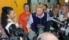 Ex-Tennisprofi Boris Becker und seine Ehefrau Lilly waren sichtlich angenervt von den Fotografen, die kaum noch von ihnen ablassen wollten. Umringt von den Fotojägern brauchten sie lange, um endlich ins Festzelt zu kommen.  Foto: dpa