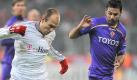 Bayerns Arjen Robben (l) behauptet den Ball gegen den Florentiner Massimo Gobbi. Foto: dpa