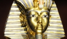 Eine Besucherin schaut sich in Hamburg die nachgebildete Totenmaske des ägyptischen Pharaos Tutanchamun an. Die Szenerie ist Teil der großen Ausstellung Tutanchamun - Sein Grab und die Schätze. Gezeigt wird eine maßstabs- und detailgetreue Nachbildung des Grabes des 19-jährig gestorbenen Herrschers - inklusive sämtlicher Schätze und Grabbeigaben. Foto: dpa