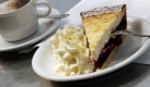 Auch in Milchprodukten steckt oft viel Fett. Das gilt ganz besonders für den leckeren Klacks Sahne zum Stück Kuchen.  Foto: ddp