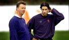 Hier ist Ruud van Nistelrooy mit seinem damaligen Nationaltrainer Louis van Gaal (l) im Gespräch. Die Zusammenarbeit war nicht von Erfolg gekrönt. Die Niederländer qualifizierten sich nicht für die Weltmeisterschaft 2002 in Japan und Südkorea. Foto: dpa