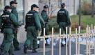 Mitglieder einer Hundertschaft der Polizei gehen am in Wunsiedel (Oberfranken) an Holzkreuzen vorbei, die an die Opfer rechter Gewalt in der jüngeren Vergangenheit erinnern. Rund 500 Menschen haben am Samstag gegen einen Neonazi-Aufmarsch im oberfränkischen Wunsiedel demonstriert. Foto: dpa
