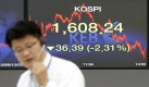 Ein südkoreanischer Devisenhändler steht vor einem Bildschirm, auf dem der Korea Composite Stock Price Index (KOSPI) angezeigt wird. Der KOSPI fiel um 33,73 Punkte oder 2,29 Prozent auf 1,606.9 Punkte. Foto: ap