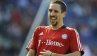 Der französische Mittelfeldspieler Franck Ribery vom FC Bayern München, aufgenommen vor Beginn der Bundesligapartie gegen Hannover 96 in der AWD-Arena in Hannover (Archivfoto vom 27.09.2008). Im Millionen-Poker um Franck Ribéry will der deutsche Fußball-Rekordmeister Bayern München nach Informationen der «Sport Bild» (17.06.2009) dem Franzosen bei einer entsprechenden Ablöse die Freigabe erteilen. «Wir haben bereits bei der letzten Aufsichtsratssitzung das Thema Ribéry besprochen und sind uns alle einig», sagte Bayerns Präsident und Aufsichtsrats-Vorsitzender Franz Beckenbauer. «Wenn er unbedingt gehen will, werden wir uns mit dem Thema beschäftigen.» Foto: dpa