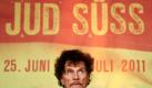 Der Intendant Dieter Wedel spricht auf einer Pressekonferenz im Andreasstift in Worms vor einem Plakat der Nibelungen-Festspiele 2011. Zum zehnten Geburtstag der Nibelungen-Festspiele wird dieses Jahr Die Geschichte des Joseph Süss Oppenheimer, genannt Jud Süss aufgeführt. Foto: dpa
