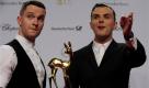 Das britische Popduo Hurts, Theo Hutchcraft (rechts) und Adam Anderson, gewannen einen Bambi in der Kategorie Shooting Star. Foto: ap