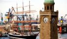 Zum Auftakt der Hamburg Cruise Days läuft die Viermastbark Sedov im Hafen von Hamburg ein. Von zwei Schleppern wird der 120 Meter lange Segler an die Landungsbrücken gelotst. Die 1921 in Kiel gebaute Sedov ist neben mehreren Kreuzfahrtschiffen ein Höhepunkt der dreitägigen Veranstaltung in der Hafenstadt. Am Samstagabend gibt es für Besucher richtig was zu sehen, wenn sich moderne und historische Schiffe zu einer Auslaufparade auf der Elbe zeigen. Foto: dpa