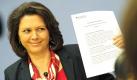Bundesagrarministerin Ilse Aigner (CSU) präsentiert in Berlin ihren Aktionsplan Verbraucherschutz in der Futtermittelkette. Vorgeschlagen wird zum Beispiel, die Kontrollen in der Futtermittelherstellung zu verschärfen. Foto: dpa