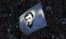 Legende Fritz Walter: Die deutschen Fußballfans - speziell die in Kaiserslautern - verehren den ersten großen, deutschen Fußballstar leidenschaftlich. Obwohl Fritz Walter bereits 2002 starb, sind sein Name und sein Konterfei bei den Heimspielen des 1. FC Kaiserslautern stets präsent. Allein schon, weil das Stadion auf dem Betzenberg seit 1985 seinen Namen trägt.
 Foto: dpa