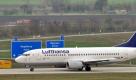 Eine Passagier-Maschine der Lufthansa ist am Donnerstag (15.04.2010) auf dem Flughafen Leipzig/Halle gelandet. Während der Ausbruch des isländischen Eyjafjalla-Vulkans den Flugverkehr in weiten Teilen Europas lahmgelegt hat, läuft auf dem Flughafen Leipzig/Halle bisher alles planmäßig.'Wegen der Aschewolke des isländischen Vulkan fällt am gleichen Tag rund ein Viertel aller Flüge in Europa aus. Das teilte die Europäische Flugsicherheitsbehörde Eurocontrol in Brüssel mit. Jeden Tag gebe es in Europa 28 000 Flugbewegungen.Foto: Hendrik Schmidt dpa/lsn +++(c) dpa - Bildfunk+++ Foto: dpa
