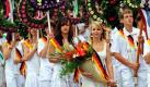 In weißer Kleidung mit Schärpen und Blumen ziehen in der Bartholomäuswoche die Mädchen und Jungen im sächsischen Kamenz aus der Stadt in den Forst. Seit über 150 Jahren wird das Kamenzer Forstfest in dieser Form eröffnet. Die Kinder sind traditionell weiß gekleidet und mit Schärpen geschmückt. Die Schärpen spiegeln die Farben der Stadt, der Oberlausitz, Sachsens und der Nation wieder. Begleitet wird der Festumzug durch Fahnengruppen, Spielmannszüge und Orchester. Foto: dpa