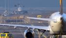 Ein sogenanntes 'Follow Me'-Fahrzeug geleitet ein Flugzeug in Frankfurt zur Parkposition. Die Gewerkschaft der Flugsicherung (GDF) hat beschlossen, den Streik der Vorfeldmitarbeiter weiter aufrecht zu halten. Foto: Boris Roessler  Foto: dpa