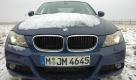 Wie es deutlich fahraktiver geht, zeigt der BMW 320d xDrive. Im normalen Fahrbetrieb wird ein Großteil der Kraft des Vierzylinders an die Hinterachse übertragen. Auf lockerem Neuschnee und eisigem Untergrund sollte man jedoch vorher die Traktionskontrolle DTC in den Dynamikmodus versetzen. Sie erlaubt mehr Schlupf an den Rädern. So fegt der 3er mit Handschaltung und perfekter Lenkung die Passstraßen hinauf, als es ob das natürlichste der Welt wäre.  Foto: press-inform