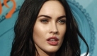 ARCHIV - Schauspielerin Megan Fox, aufgenommen am 9. Aug. 2009 in Universal City, USA. Fox haelt nichts von ihrem Berufsstand. 'Die groessten Arschloecher, mit denen man rumhaengen kann. Entweder sie sind narzisstische Weichlinge oder durchgedrehte Alkoholiker', zitiert das Maennermagazin 'GQ' die 23-jaehrige Amerikanerin.  (AP Photo/Matt Sayles)  ** zu APD5365 ** --Actress Megan Fox poses backstage at the Teen Choice Awards on Sunday, Aug. 9, 2009 in Universal City, Calif. (AP Photo/Matt Sayles) Foto: ap