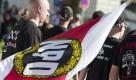 Ein Teilnehmer einer Demonstration von Rechtsextremen geht in Peine mit einer NPD-Fahne durch die Innenstadt (Foto vom 04.06.11). Bayerns Ministerpraesident Horst Seehofer (CSU) fordert ein schnelles NPD-Verbotsverfahren. 'Die NPD ist aggressiv, verfolgt Menschen und schuechtert sie ein. Ich habe kein Verstaendnis fuer Politiker, die dieses Verbotsverfahren erst in die Wege leiten wollen, wenn ganz sicher ist, dass es erfolgreich ist', sagte der CSU-Vorsitzende der 'Passauer Neuen Presse' (Donnerstagausgabe vom 15.12.11). (zu dapd-Text) Foto: Jens Schlueter/dapd Foto: dapd