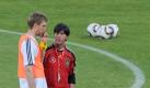 Bundestrainer Löw kommt später nach Sardinien, Per Mertesacker direkt von England aus. Foto: Marcus Brandt Foto: dpa