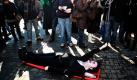 Bei einer Demonstration in der bulgarischen Hauptstadt Sofia werden regierungskritische Rufe laut. Die Menschen protestieren gegen die Pläne des Gesundheitsministeriums, verschiedene Krankenhäuser schließen zu wollen. 
 Foto: ap