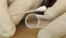 Ein Kriminaltechniker haelt am Donnerstag, 26. Maerz 2009, in der Polizeidirektion in Freiburg ein Glasroehrchen mit einem Wattestaebchen zur Spurensicherung. An der Existenz der seit zwei Jahren gesuchten Phantommoerderin, die unter anderem im April 2007 in Heilbronn eine Polizistin erschossen haben soll, gibt es nun nach Angaben der Saarbruecker Staatsanwaltschaft begruendete Zweifel. Die Ermittler halten es nun fuer wahrscheinlich, dass es die Serienverbrecherin ueberhaupt nicht gibt. Die fraglichen DNA-Spuren einer bestimmten Frau koennten vielmehr schon auf den unbenutzten Wattestaebchen der Polizei gewesen sein. Das teilte am Mittwoch, 25. Maerz 2009, die Saarbruecker Staatsanwaltschaft mit. (AP Photo/Winfried Rothermel) --- A criminal investigator holds a cotton swab and a glass tube for collecting DNA samples at a criminal office in Freiburg, sothern Germany, Thursday March 26, 2009. (AP Photo/Winfried Rothermel) Foto: ap