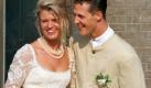Strahlend zeigen sich Corinna und Michael Schumacher am 01.08.1995 nach ihrer standesamtlichen Hochzeit vor dem Gemeindehaus in Kerpen-Mannheim (Archivfoto). Auch nach 10 Ehe-Jahren ist die Partnerschaft noch perfekt. 'Wir lieben uns wirklich noch wie am ersten Tag, auch wenn das nach Klischee klingt', so Michael Schumacher gegenüber dem Magazin 'Frau im Spiegel' (am 28.07.2005). Wahrscheinlich hätten sie beide zunächst viel Glück gehabt, dass sie anscheinend perfekt zusammen passen, meinte Schumacher. 'Aber wir arbeiten auch beide permanent an unserer Ehe, ohne dieses Bewusstsein geht es meiner Meinung nach nicht.' Beide nähmen sich Zeit füreinander und interessierten sich für die Interessen des anderen. 'Wir nehmen unser Glück schlichtweg nicht für selbstverständlich', so das Liebes-Erfolgsrezept der Schumachers. Foto: Oliver Multhaup (zu dpa 0285) +++(c) dpa - Bildfunk+++ Foto: dpa