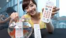 A model displays a waterproof mobile phone, the Pantech-au PT001, released by the South Korea's Pantech Co. during its presentation in Seoul, South Korea, 18 August 2010. EPA/YONHAP +++(c) dpa - Bildfunk+++ Foto: dpa