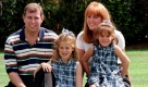 Doch auch ihr Staus als Royal wird ihr in dieser Situation wenig helfen. Ferguson ist zwar seit 1996 von Prinz Andrew geschieden, trägt aber weiterhin den Titel einer Herzogin von York. Das Bild zeigt die beiden 1996, bereits geschieden, mit den Töchtern Beatrice (r) und Eugenie. Foto: dpa
