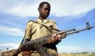 Der achtjährige Moses, Kämpfer in der National Resistance Army (NRA) von Uganda, posiert mit seiner Waffe (Archivfoto von 2004). Durch Kleinwaffen wie Pistolen und Maschinengewehre kommen nach Schätzungen von UNICEF jährlich weltweit 500000 Menschen ums Leben. Mit Kleinwaffen werden laut dem Kinderhilfswerk der Vereinten Nationen mehr Menschen getötet als mit allen anderen Waffensystemen. Kleinwaffen ermöglichten auch, dass weltweit rund 250 000 Kinder als Soldaten missbraucht würden. Vor einer am Montag (26.06.2006) in New York beginnenden UN-Konferenz zu Kleinwaffen forderte UNICEF zusammen mit dem Bonner Konversionszentrum BICC ein verbindliches internationales Abkommen zur Kontrolle des Handels mit Kleinwaffen.
 Foto: dpa
